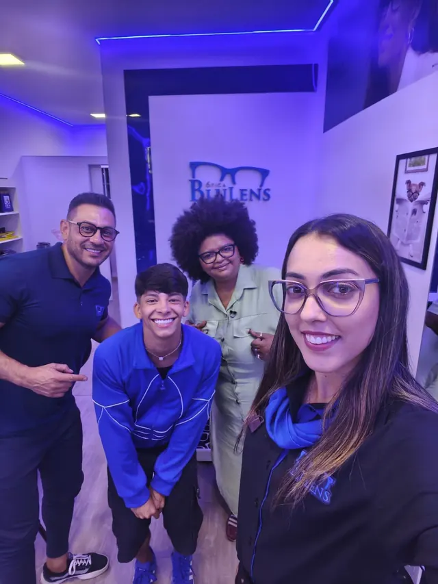 Clientes e equipe da Blulens em uma selfie descontraída na loja