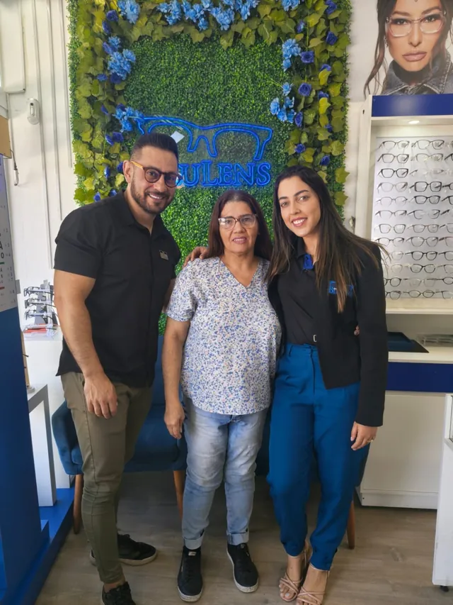 Equipe da Blulens atendendo uma cliente na loja