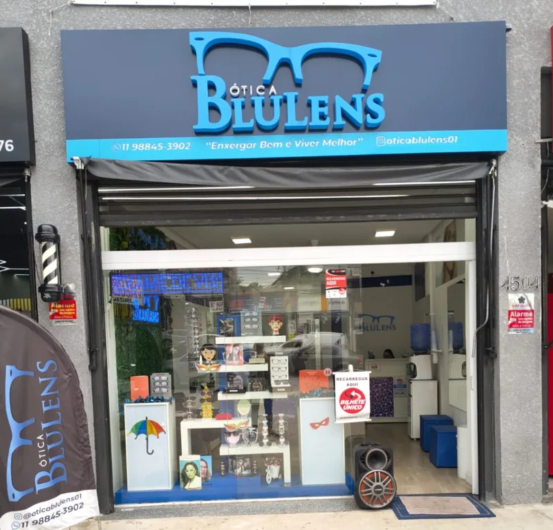 Fachada da Ótica Blulens na Estrada de Itapecerica, 4504, no Capão Redondo